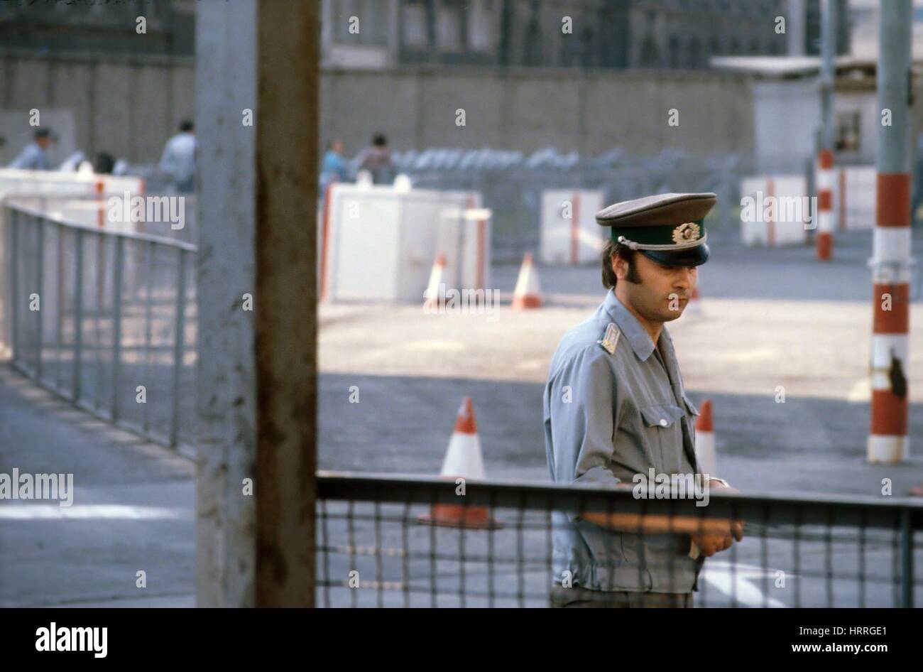 Le mur de Berlin à la frontière Checkpoint Charlie, 1979, la police des frontières DDR ( Volkspolizei ) Banque D'Images