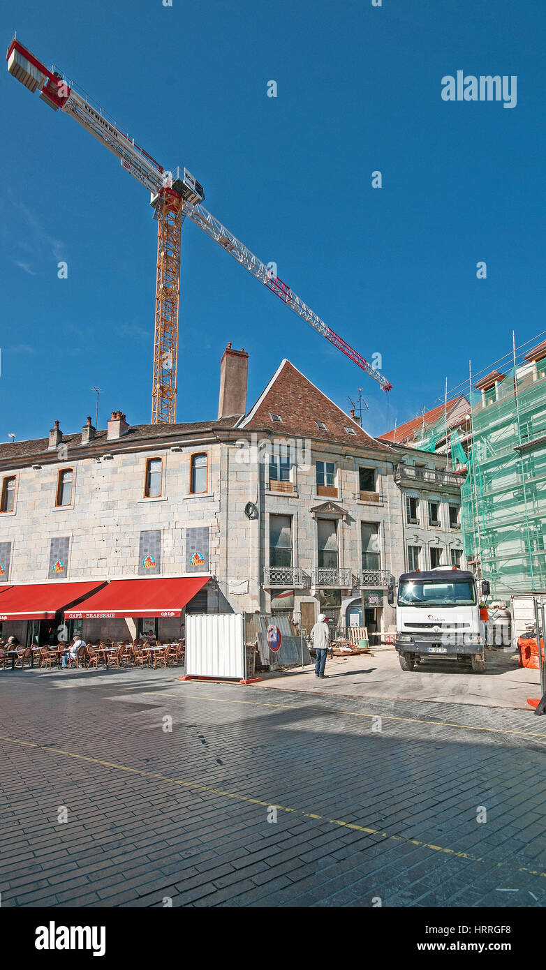 Grande grue Liebherr BCE travaillant sur chantier avec ciment Holcim camion ou un camion stationné et workman avec supervision casque à Besançon France Banque D'Images