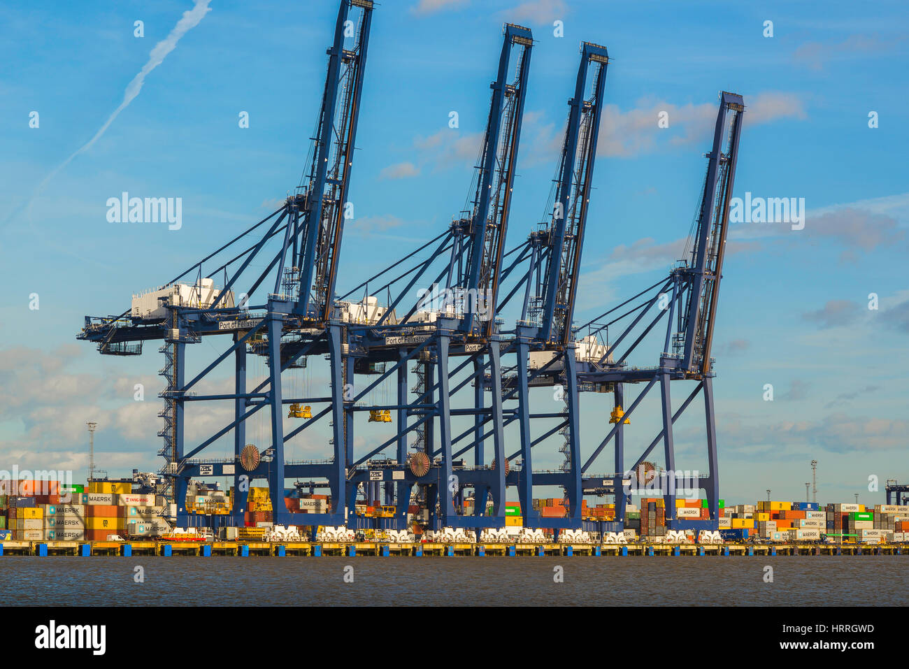 Grues immenses le long du front de mer au plus grand port du Royaume-Uni, Felixstowe, Angleterre. Banque D'Images