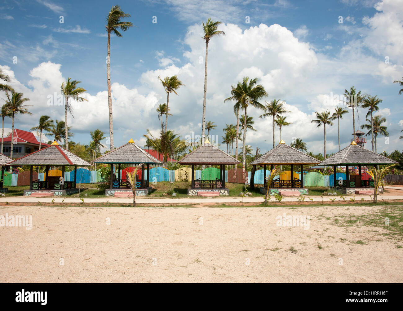 Plusieurs cabanes sur la plage utilisée pour la relaxation et l'abri du soleil avec des palmiers à l'arrière-plan et personne autour, Singkawang Bornéo. Banque D'Images