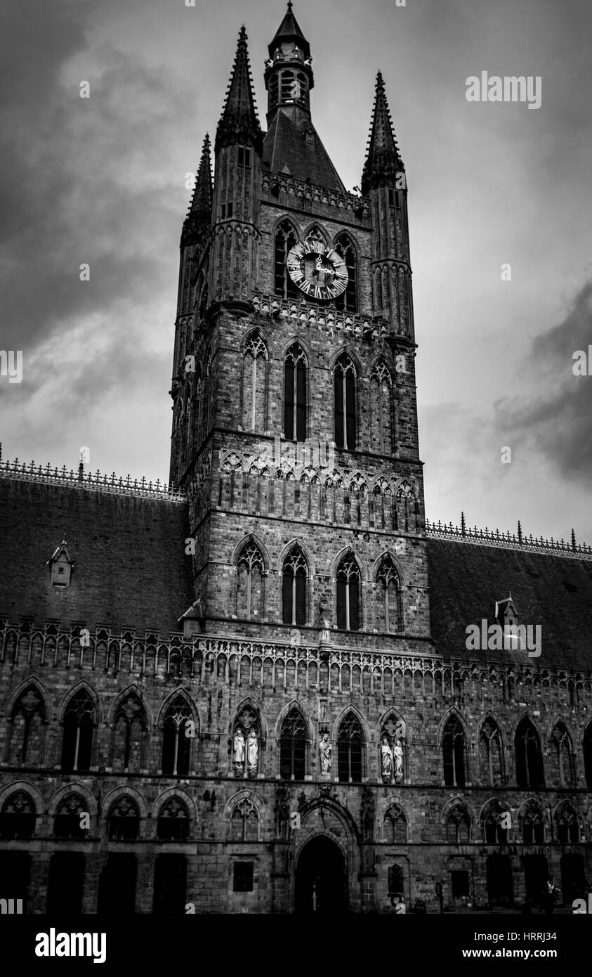 Image en noir et blanc de la tour de l'horloge à la Halle aux draps dans la Grand Place, Ypres. Banque D'Images