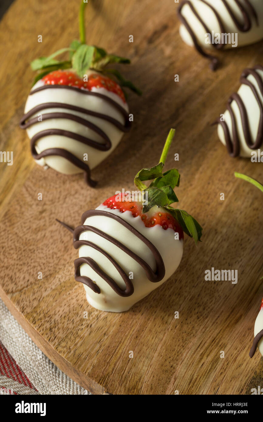 Des fraises au chocolat blanc fait maison pour la Saint-Valentin Banque D'Images