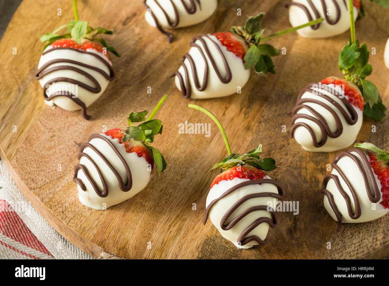 Des fraises au chocolat blanc fait maison pour la Saint-Valentin Banque D'Images