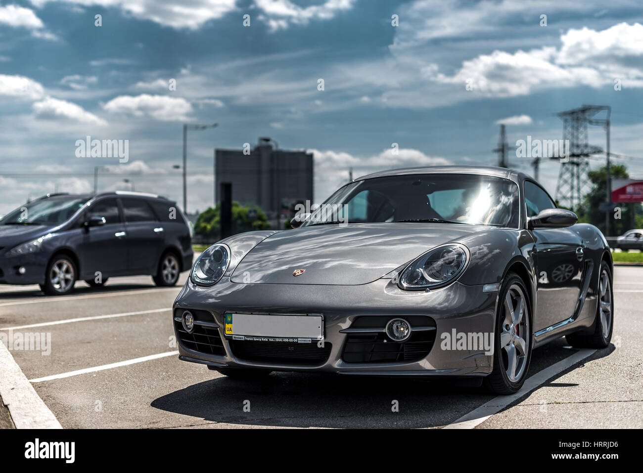 Kiev, Ukraine - avril 4th, 2014 : séance photo de Porsche Cayman près de centre automobile Porsche 'Aéroport de Kiev" Banque D'Images