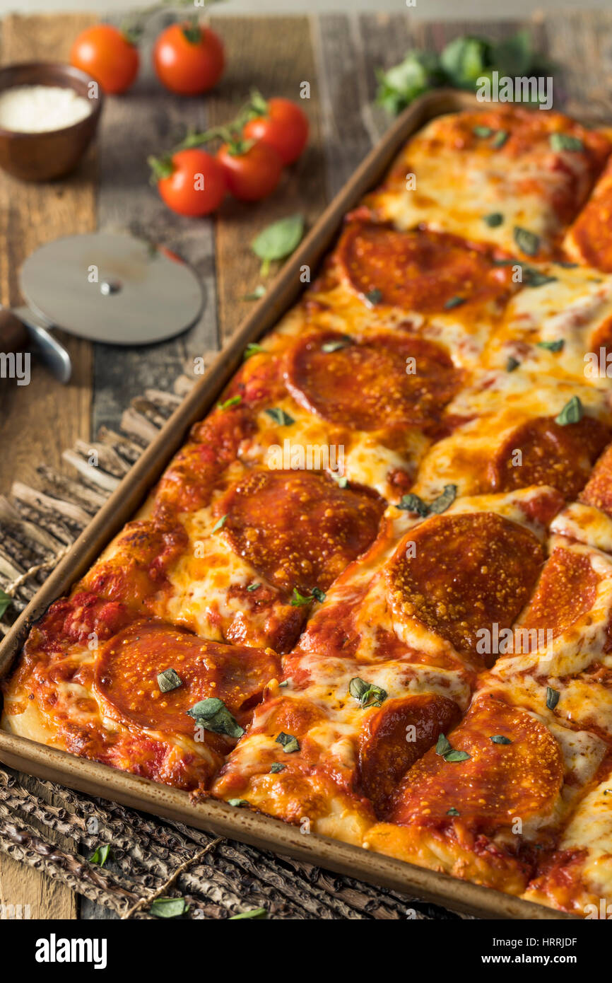 Pan pizza sicilienne pepperoni fait maison prêt à manger Banque D'Images