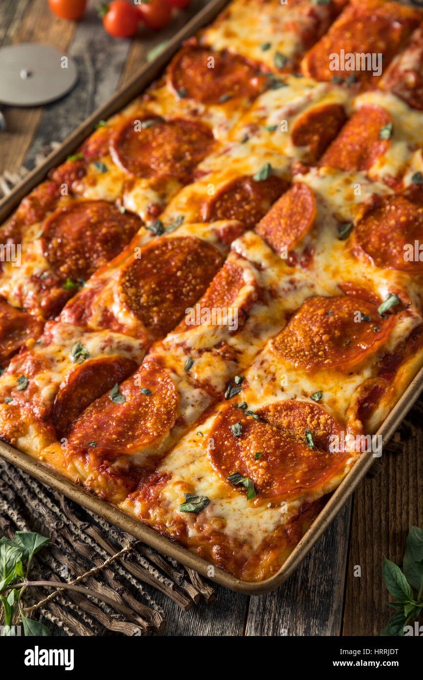 Pan pizza sicilienne pepperoni fait maison prêt à manger Banque D'Images