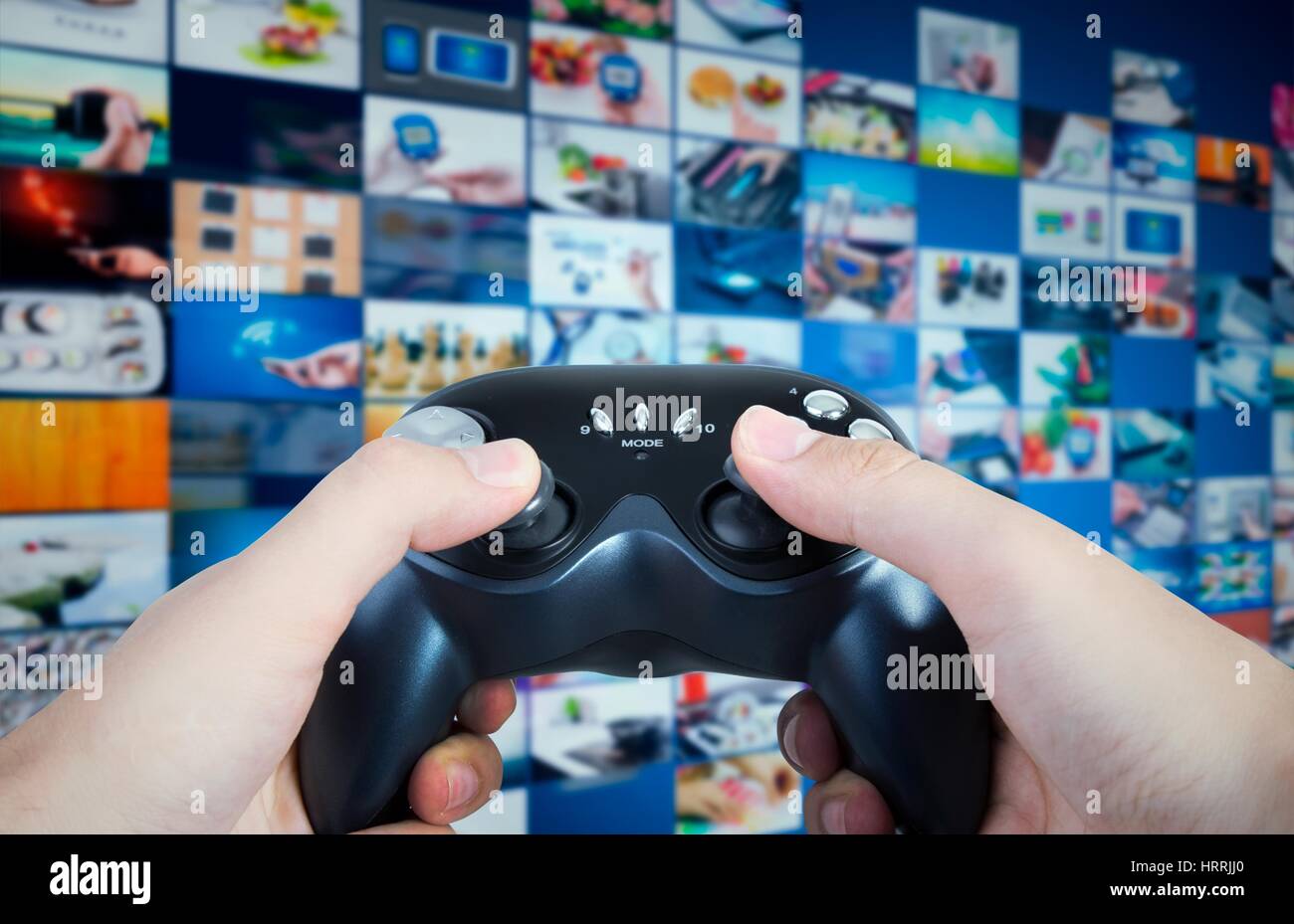 Gamer holding game pad dans les mains. Contrôleur de jeu avec en arrière-plan de flux multimédia concept Banque D'Images