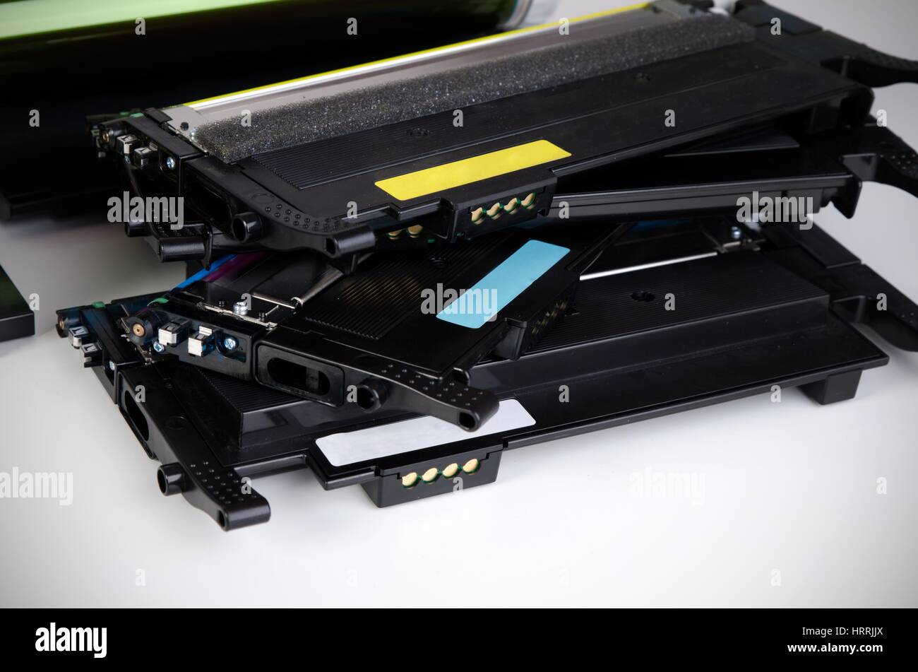 Cartouche de toner pour imprimante laser. Fournitures informatiques sur fond blanc. Banque D'Images