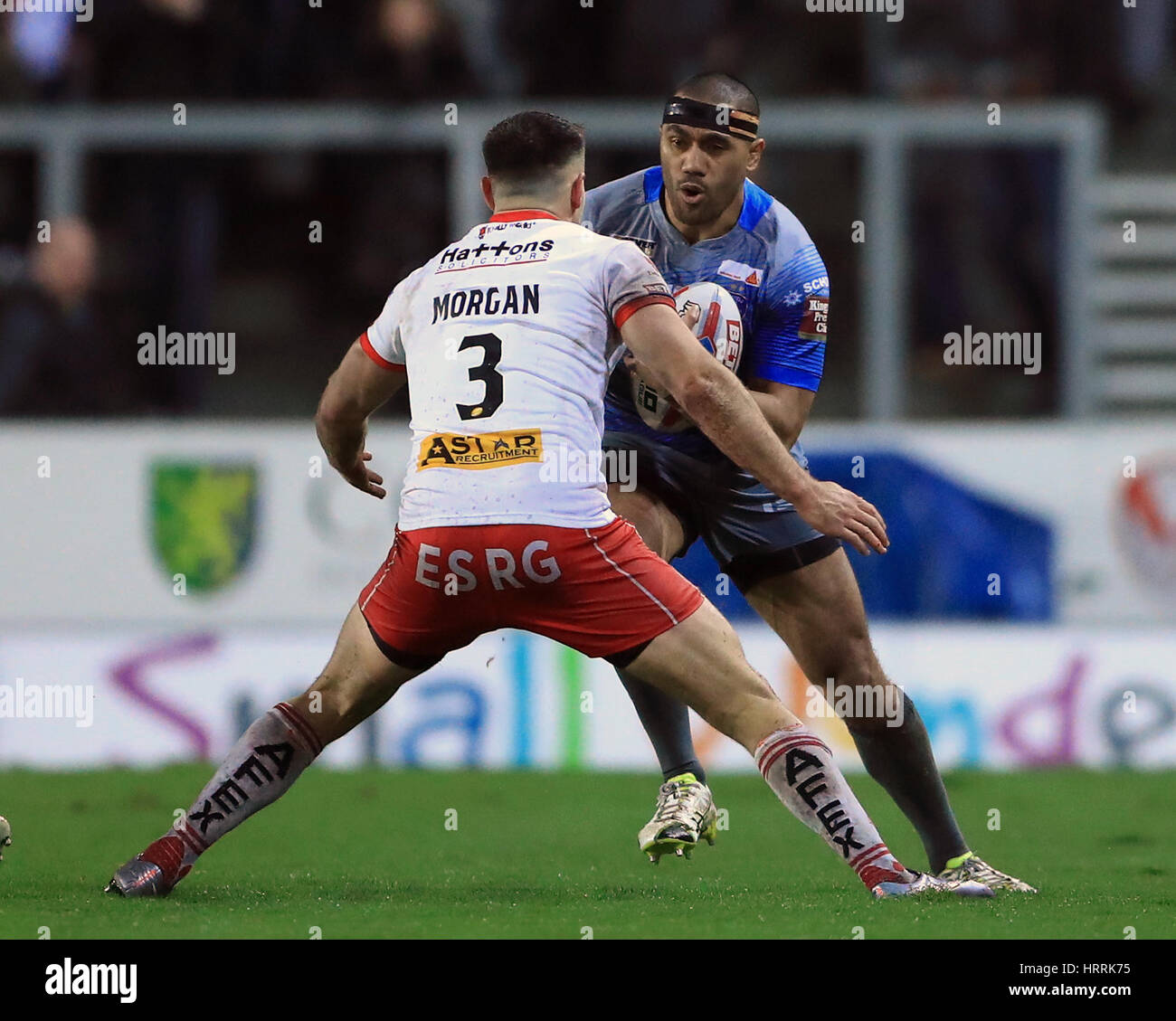 Wakefield Trinity Wildcats' Bill Tupou (à droite) tente de passer au-delà de St Helens' Ryan Morgan au cours de la Super League Betfred match au stade totalement méchants, St Helens. Banque D'Images