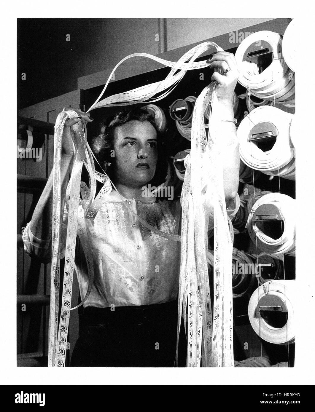 Une femme « ordinateur humain » pour la NASA/NACA, Doris Baron, tient des chaînes de rubans de manomètre utilisés pour le travail informatique, 1955. Banque D'Images