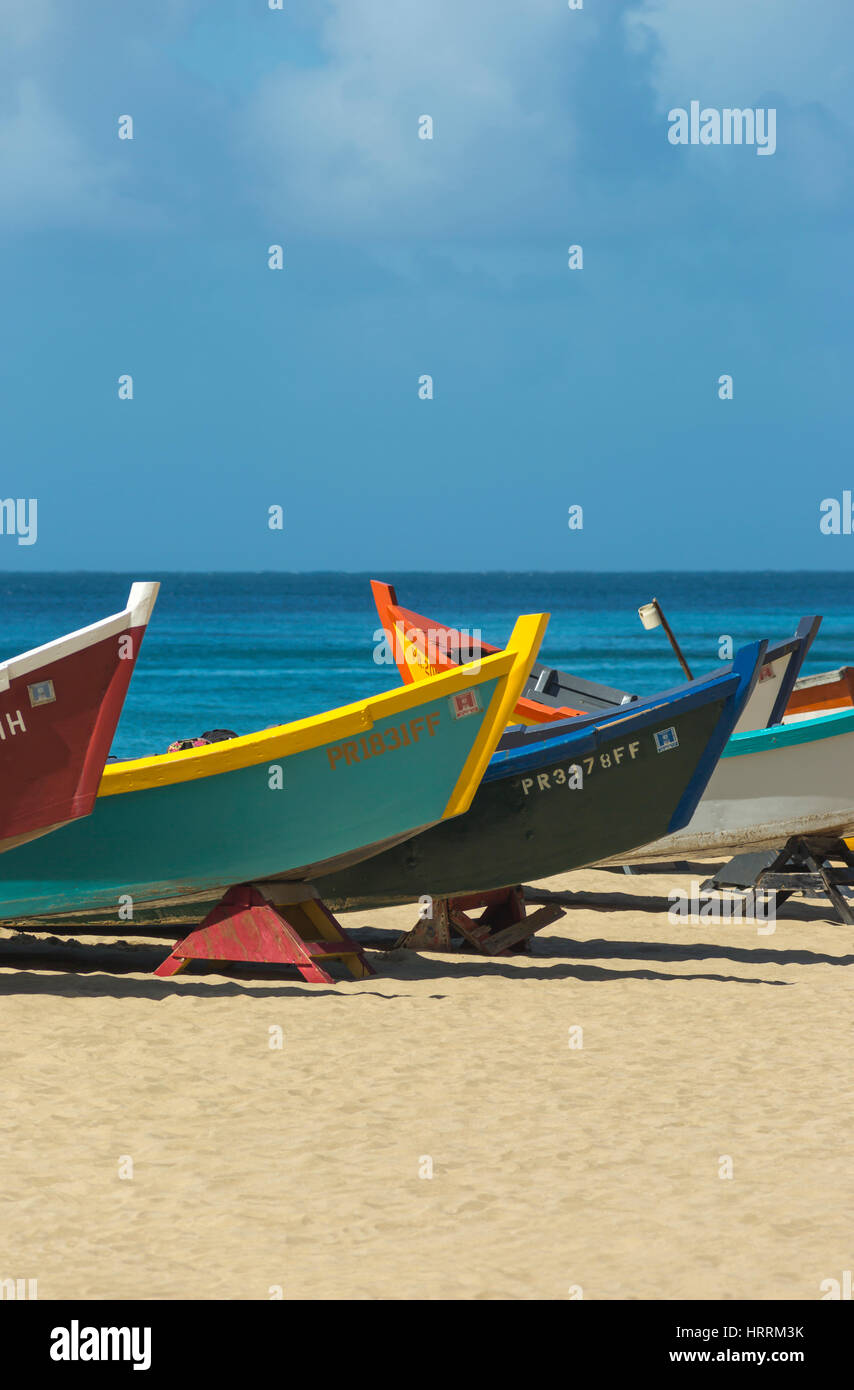 Rangée de YOLA peint de couleurs vives, LES BATEAUX DE PÊCHE BATEAU CRASH BEACH PORTO RICO AGUADILLA Banque D'Images