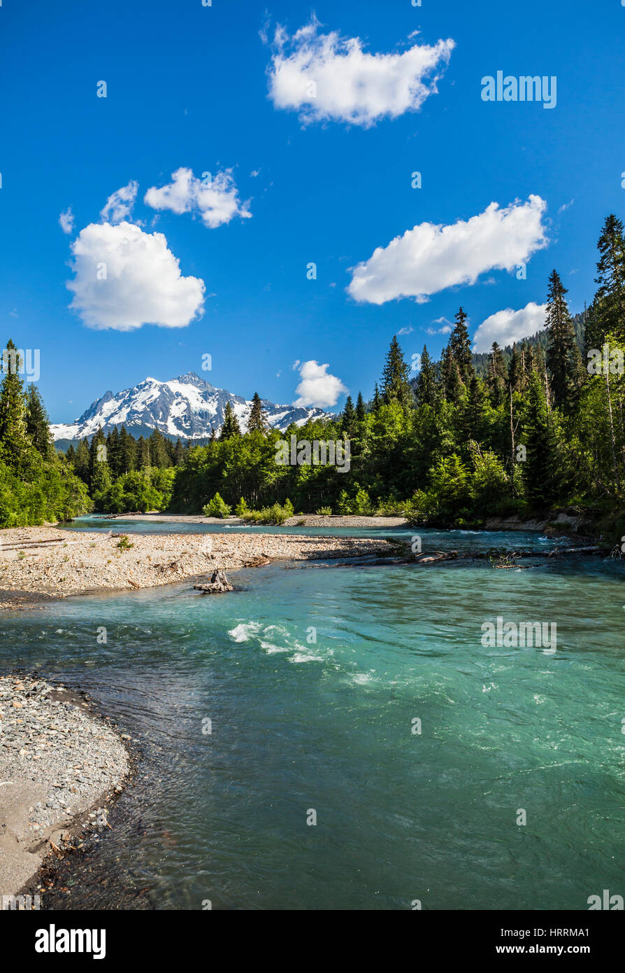 Sur l'embranchement nord de la rivière Nooksack avec Mt Shuksan en arrière-plan, Washington, USA. Banque D'Images