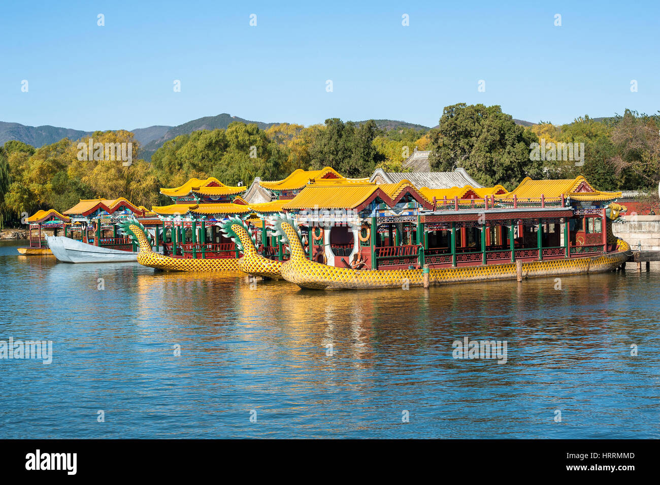 Les bateaux-dragons stationné dans le Lac de Kunming, Palais d'été de Beijing Banque D'Images