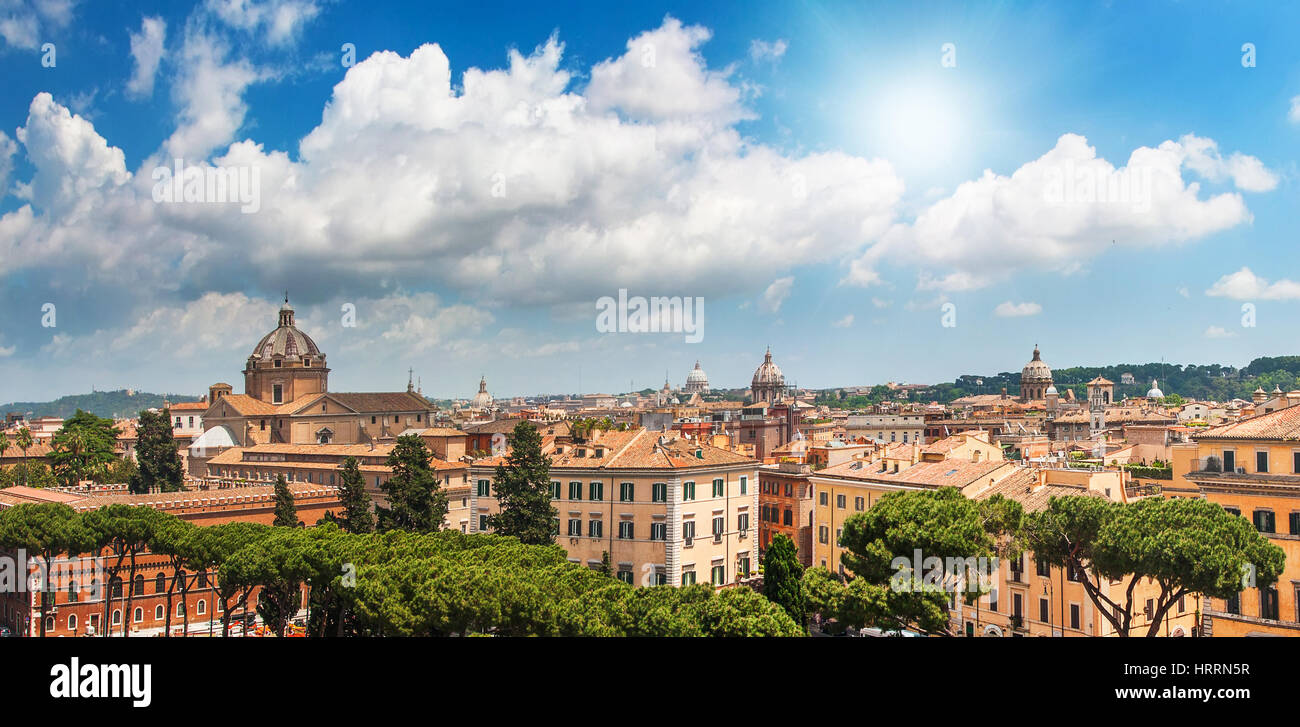 Printemps bleu ciel avec un soleil éclatant au-dessus de Rome. Vue depuis le toit de la vieille Rome des bâtiments. Paysage panoramique brillant de l'ancienne ville. Banque D'Images