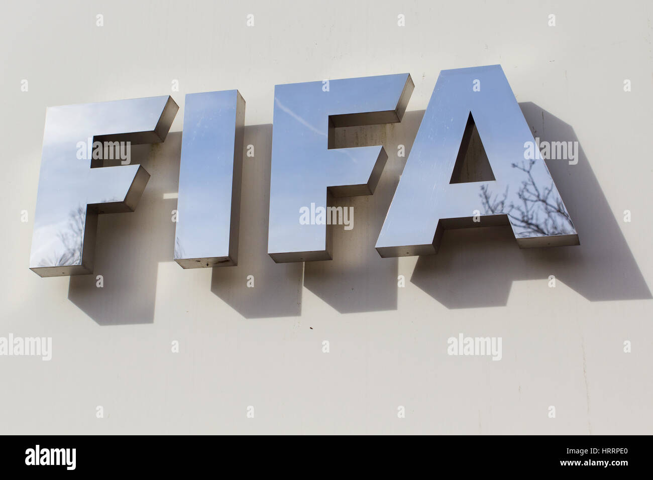 Logo FIFA à côté de l'entrée au siège de la FIFA à Zurich, Suisse Banque D'Images