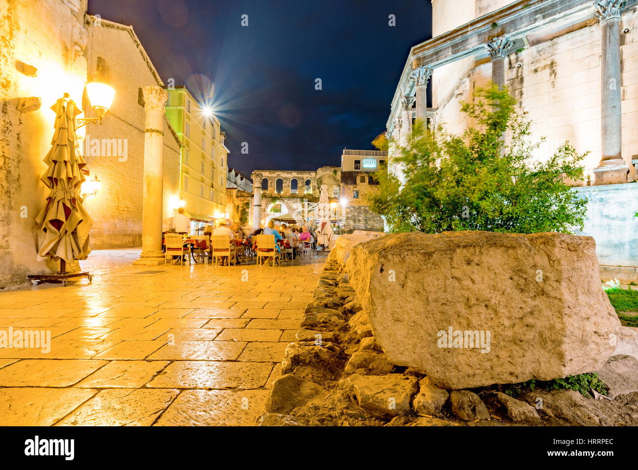 Split, Croatie - 17 septembre : café dans la vieille ville de Split à l'extérieur du palais de Dioclétien, un monument populaire sur seteptember 17, 2016 à Split Banque D'Images