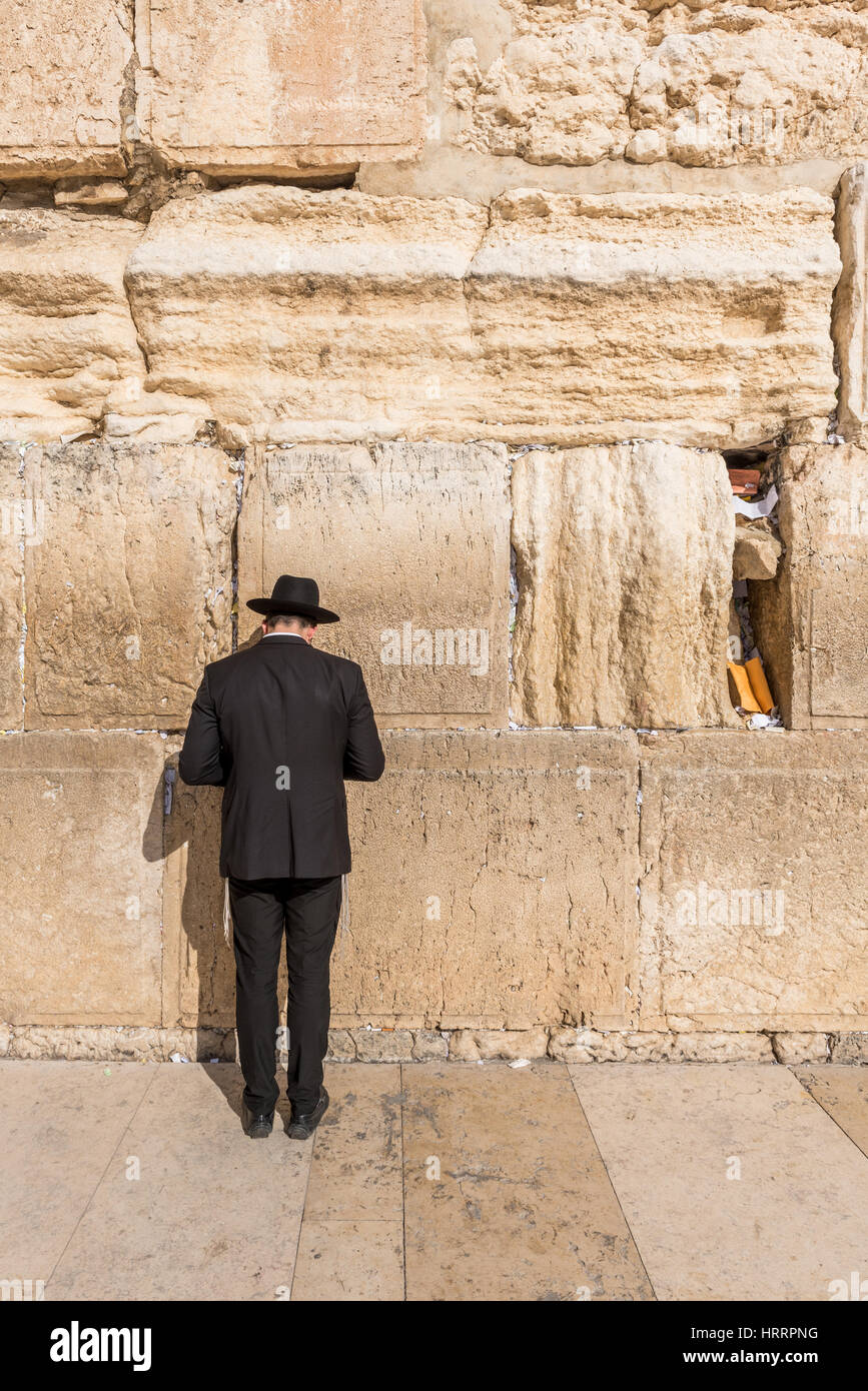 L'homme Juif orthodoxe priant au mur des lamentations, Jérusalem, Israël Banque D'Images