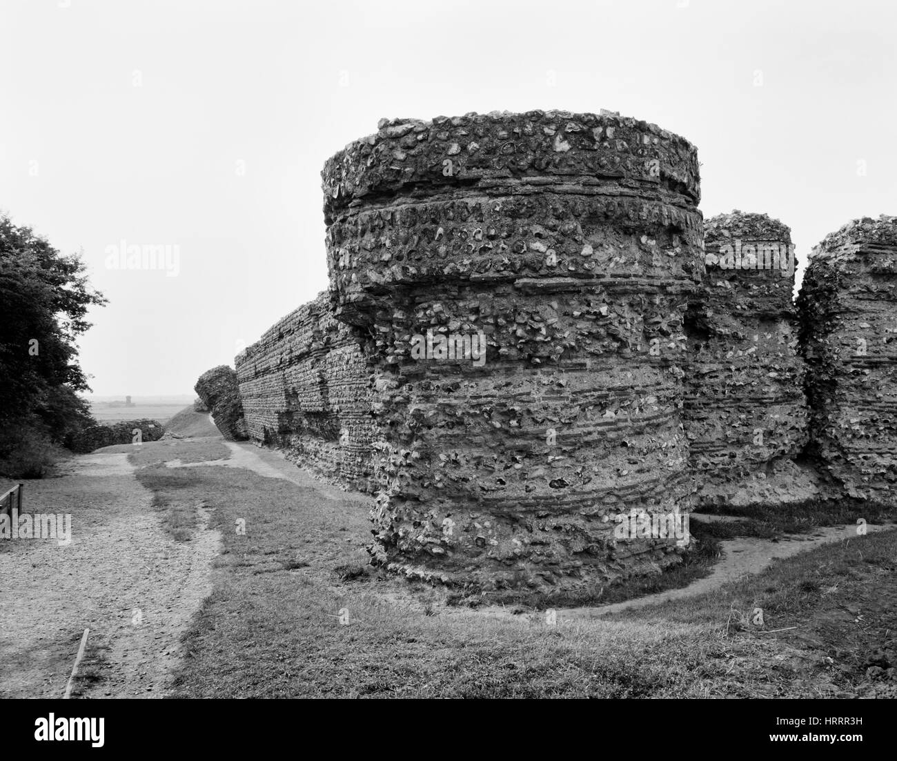 À la NW au mur (L) & se projeter bastion de Burgh Castle Roman Fort, Norfolk, construit dans le C3rdAD contre Saxon raiders. Banque D'Images