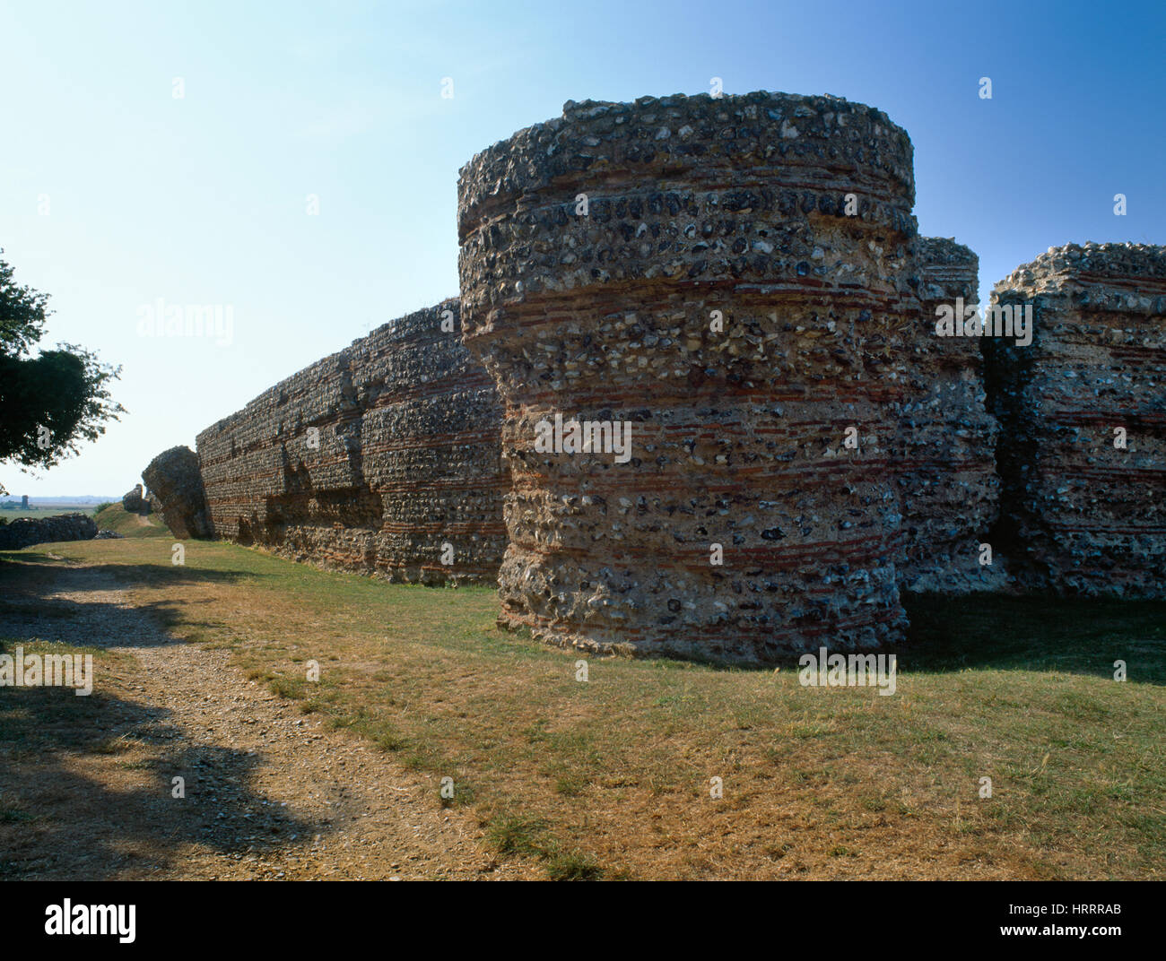 À la NW au mur (L) & se projeter bastion de Burgh Castle Roman Fort, Norfolk, construit dans le C3rdAD contre Saxon raiders. Banque D'Images
