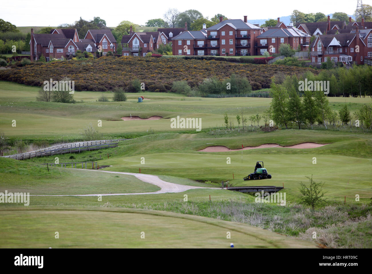 Wychwood Park Golf Club , Weston , près de Crewe. Les travaux d'entretien au sol Banque D'Images