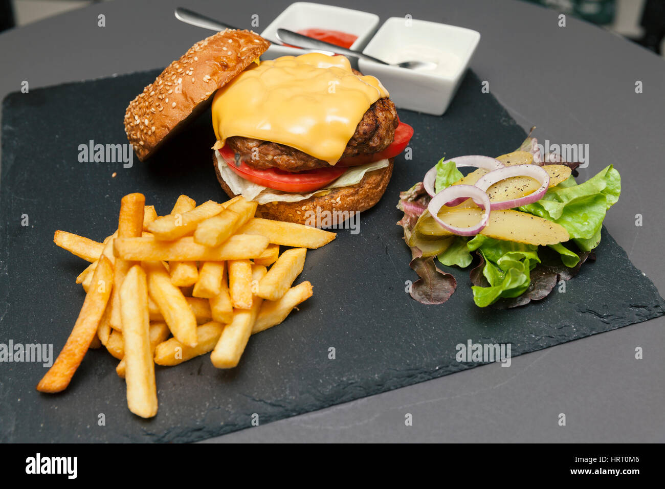 Cheese burger avec des frites sur la table Banque D'Images