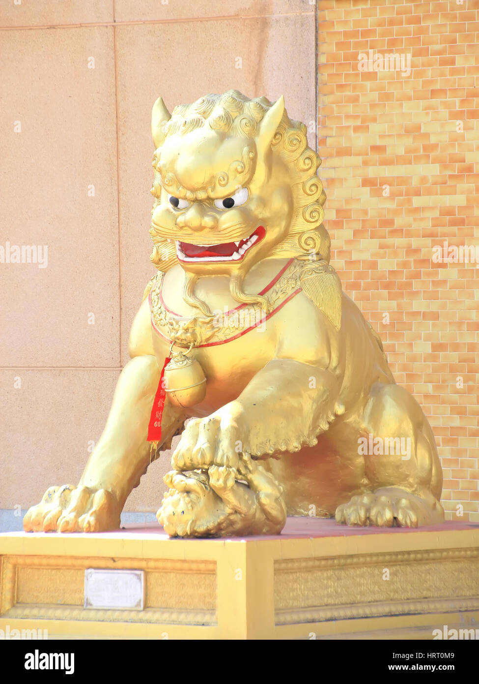 Belle Statue de Lion d'or pour un bon Feng Shui Banque D'Images