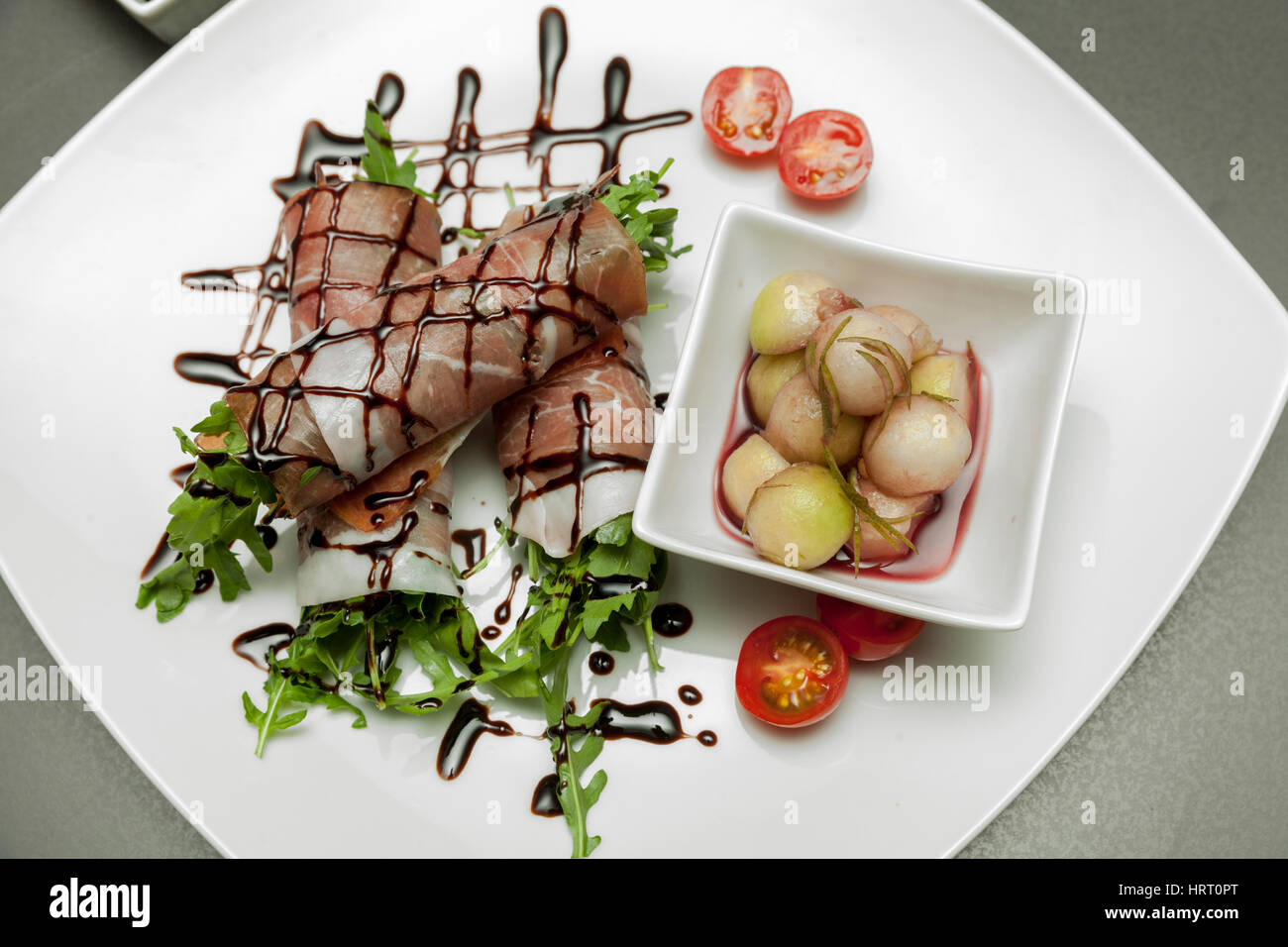 Apéritif, jambon de roquette dans la sauce de soja et tomates Banque D'Images Apéritif, jambon de roquette dans la sauce de soja et tomates Banque D'Images