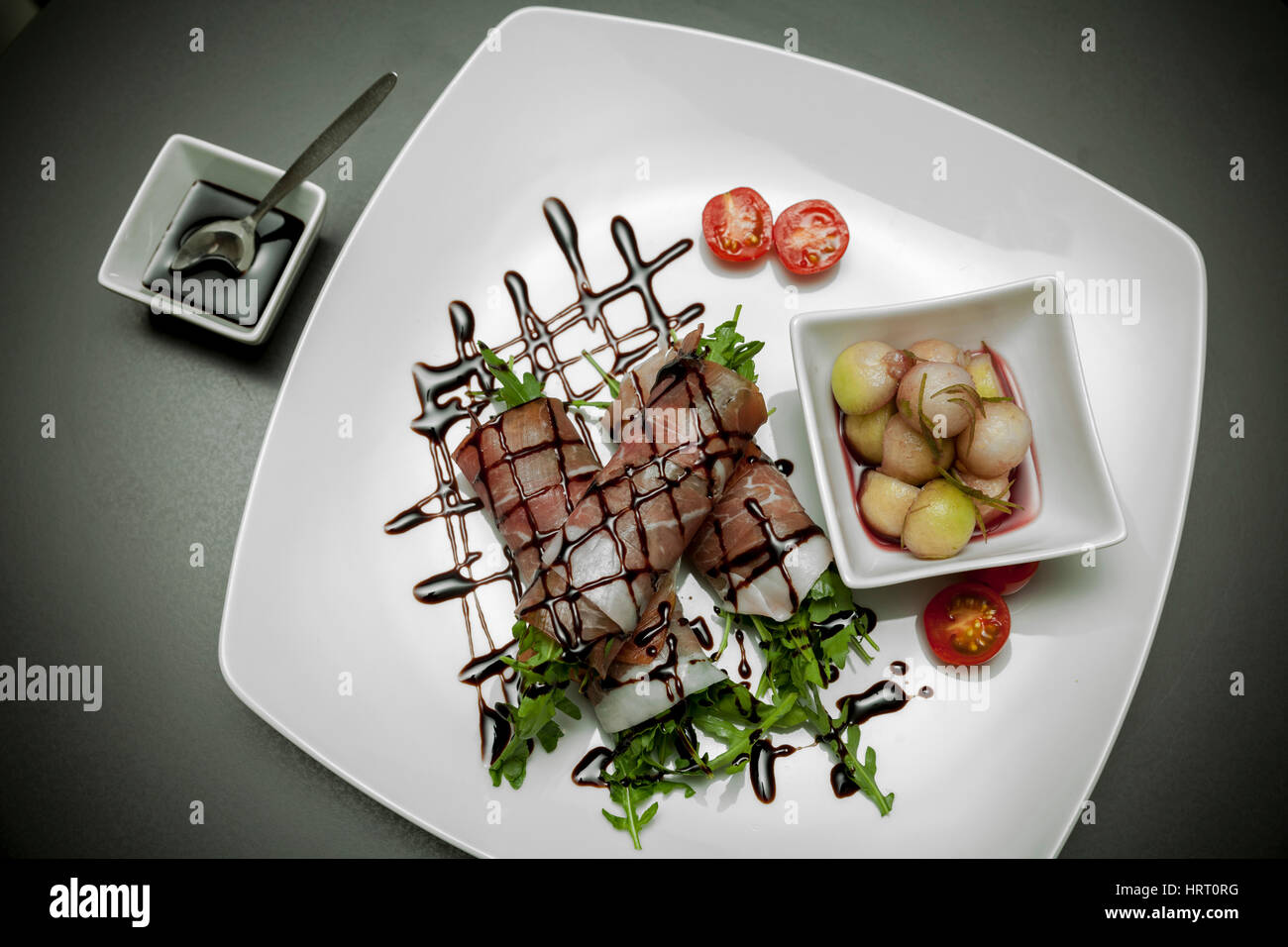 Apéritif, jambon de roquette dans la sauce de soja et tomates Banque D'Images Apéritif, jambon de roquette dans la sauce de soja et tomates Banque D'Images