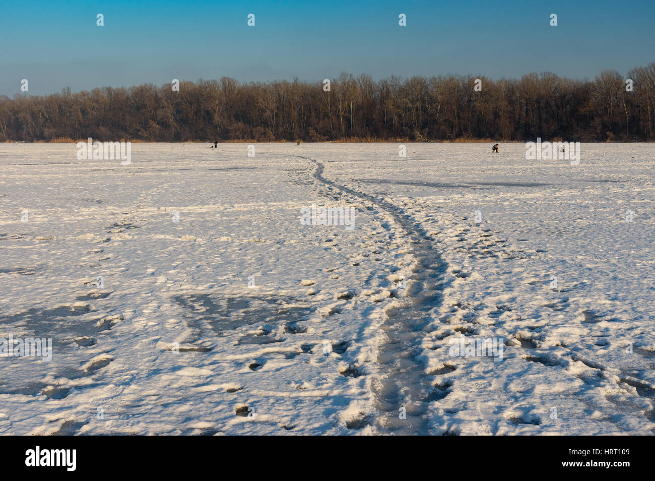 Paysage d'hiver avec sentier piétonnier sur Dniepr congelé dans la même ville, l'Ukraine Banque D'Images