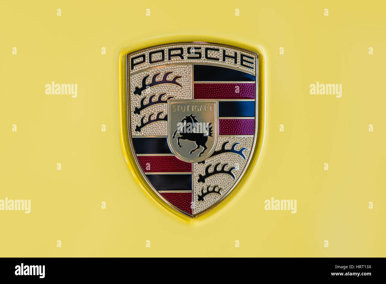 Kiev, Ukraine - août 7th, 2016 : Porsche emblème. Ferdinand Porsche a fondé la société en 1931. Banque D'Images