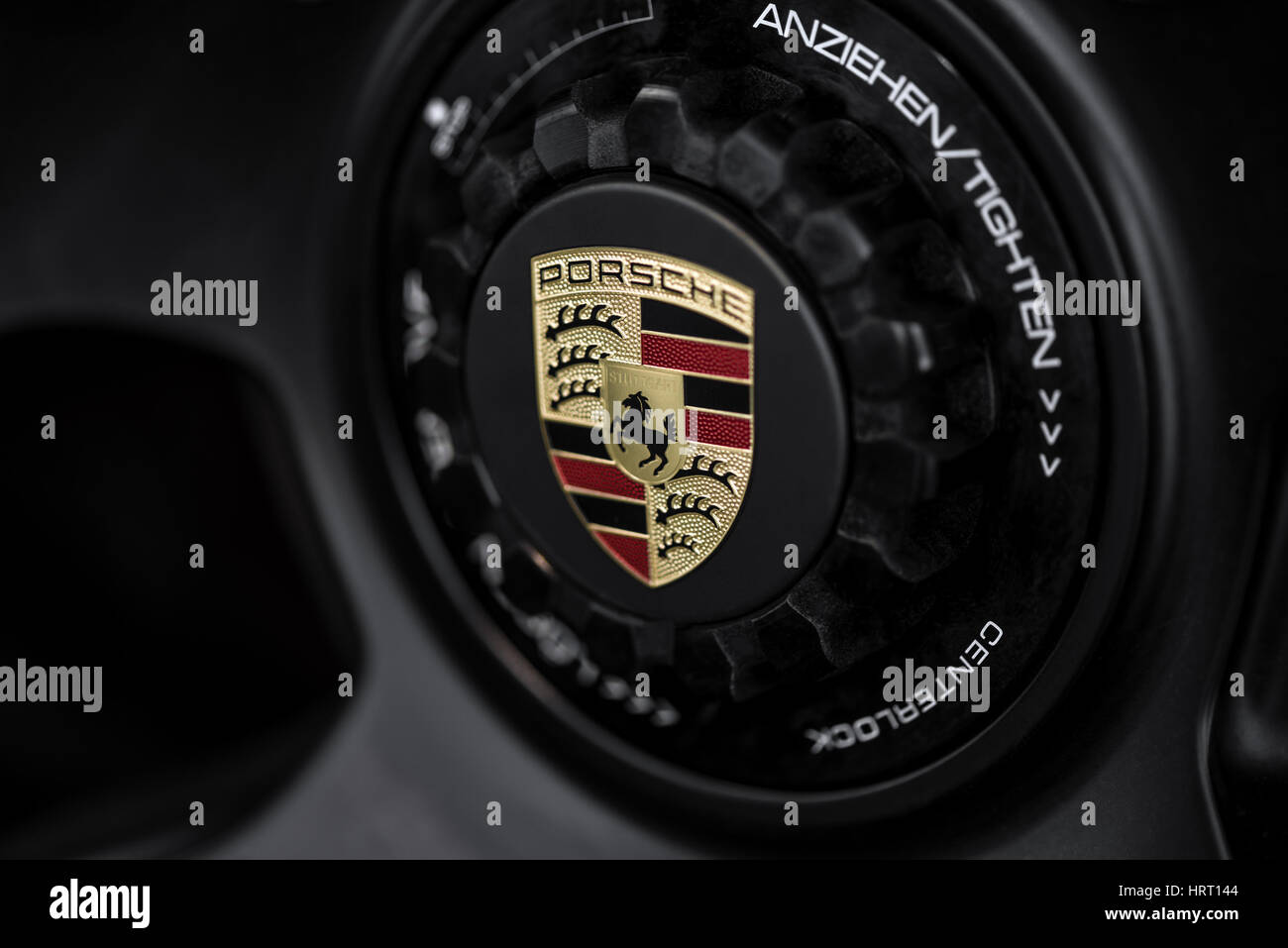 Kiev, Ukraine - août 7th, 2016 : Porsche emblème. Ferdinand Porsche a fondé la société en 1931. Banque D'Images