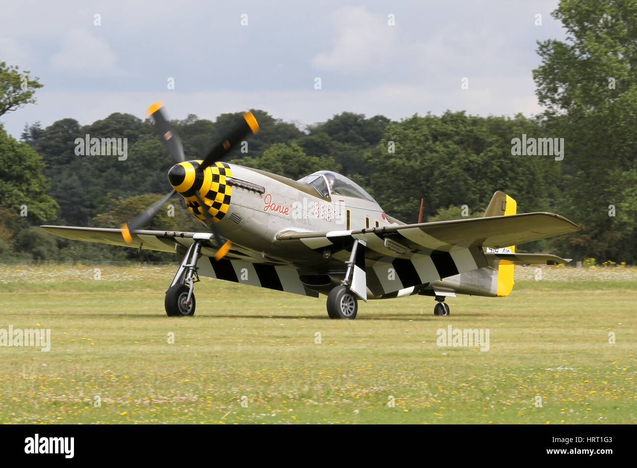 Janie, un P-51D Mustang à partir de la collection Warbirds Hardwick atterrissage dans un air show at Rougham, près de Bury St Edmunds. Banque D'Images