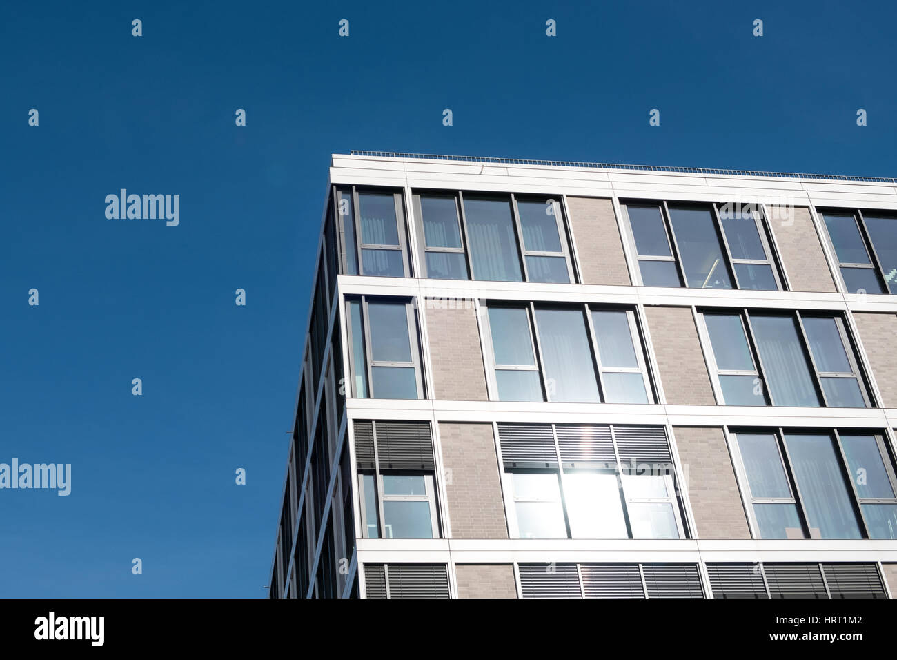 La façade de l'immeuble moderne - extérieur immobilier Banque D'Images