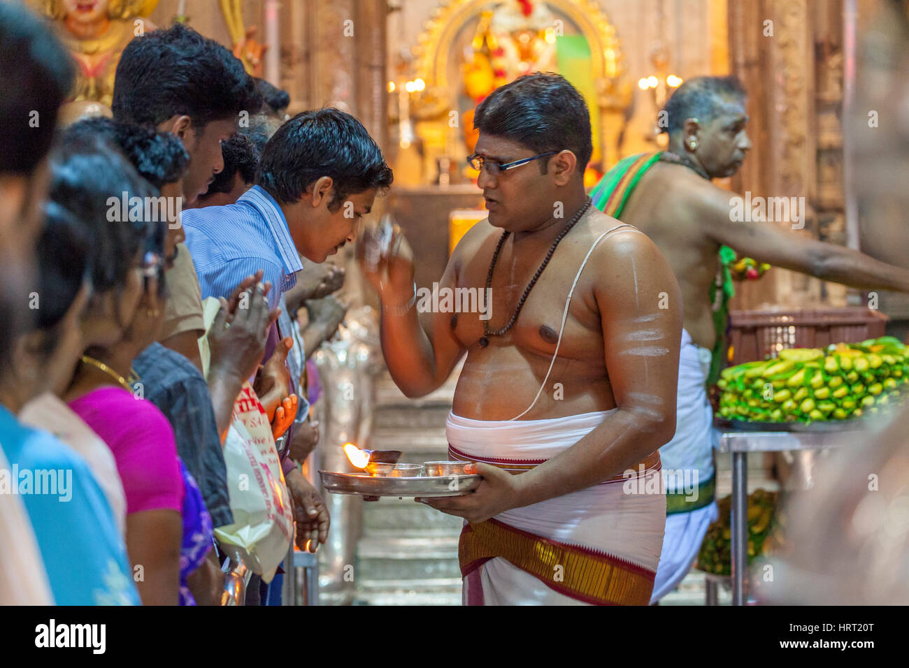 Les prêtres, les croyants au Sri Veeramakaliamman Temple, Serangoon Road, temples hindous, Little India, Singapour, District d'Asie, Singapour Banque D'Images