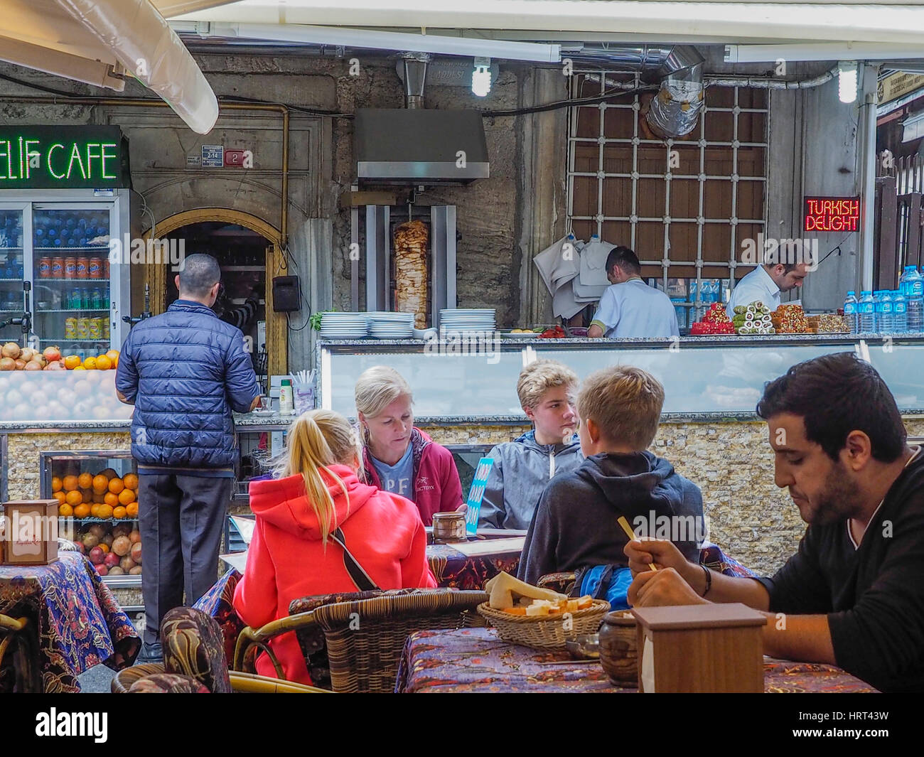 Les clients de l'ELIF CAFE Sultanahmet Istanbul TURQUIE Banque D'Images