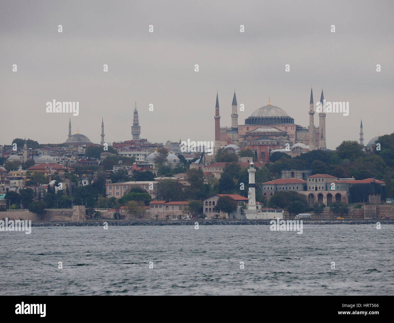 Vue D'ISTANBUL ET DE Sainte-sophie À FAIBLE BASE DES NUAGES, PRISES DU FERRY LORS DE CROISEMENT DE LA BOSPHORUS ISTANBUL Banque D'Images