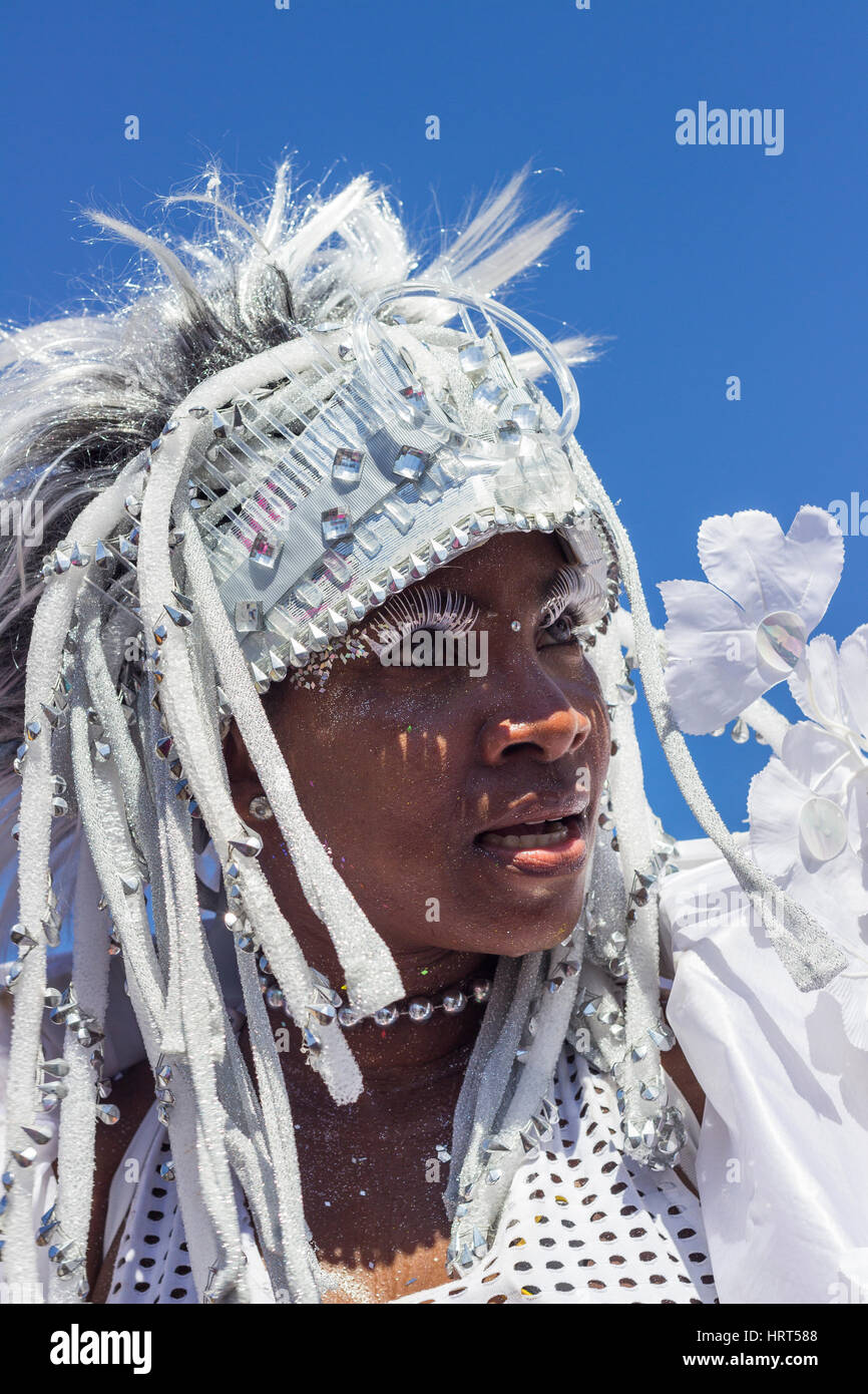 9 FÉVRIER 2016 - Rio de Janeiro, Brésil - femme brésilienne d'origine africaine en costume blanc brillant durant Carnaval 2016 street parade Banque D'Images
