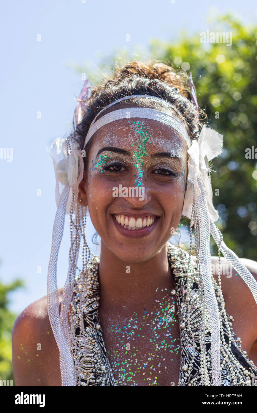 9 FÉVRIER 2016 - Rio de Janeiro, Brésil - femme brésilienne d'origine africaine en costume lumineux smiling durant Carnaval 2016 street parade Banque D'Images