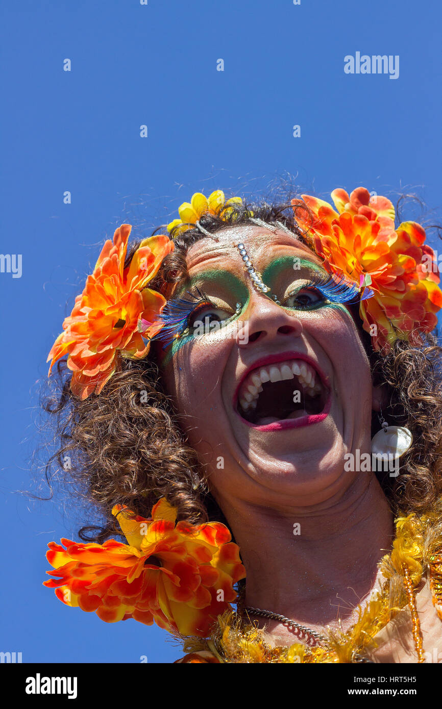9 FÉVRIER 2016 - Rio de Janeiro, Brésil - Brazilian woman en costume coloré de fleurs smiling durant Carnaval 2016 street parade Banque D'Images