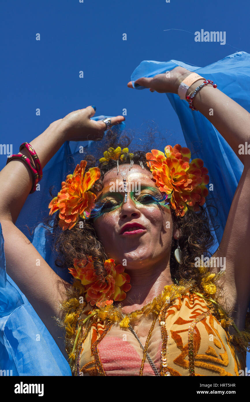 9 FÉVRIER 2016 - Rio de Janeiro, Brésil - Brazilian femme en costume coloré de fleurs au cours de danse street parade Carnaval 2016 Banque D'Images