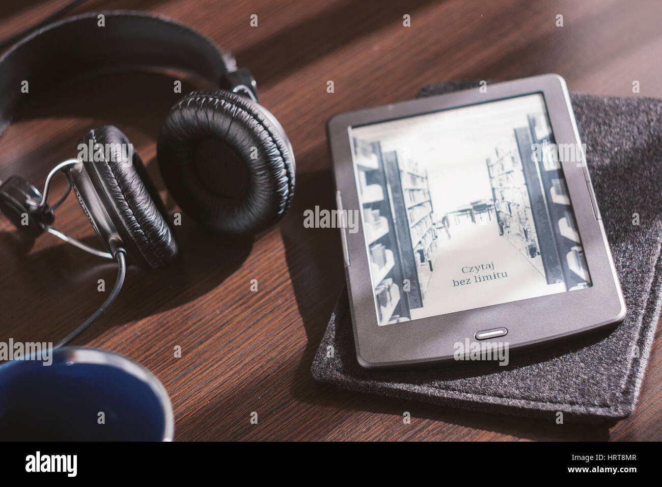 Paire d'écouteurs et ouvert sur l'ebook reader 24 Banque D'Images