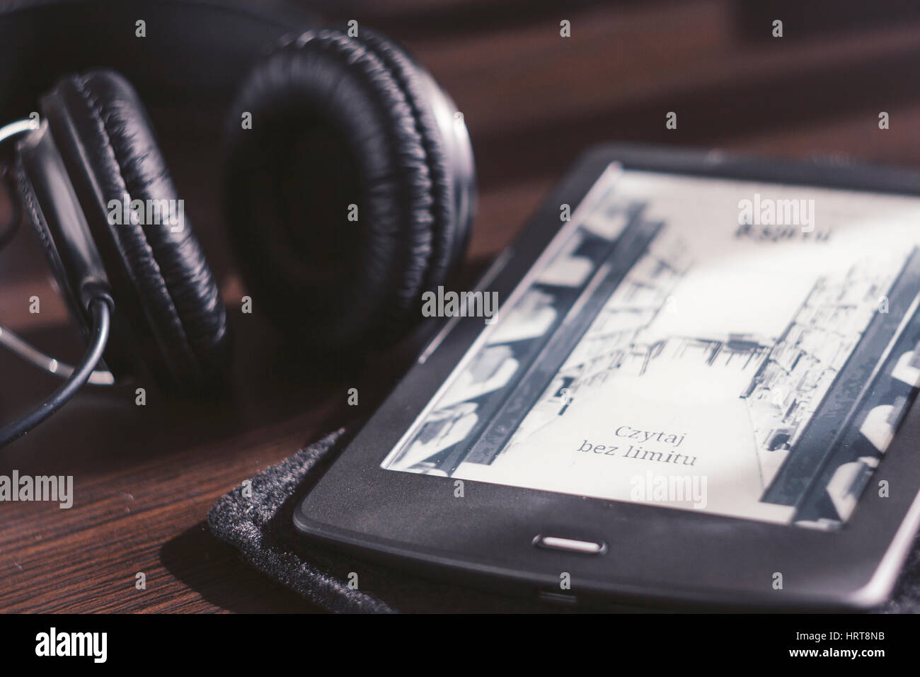 Paire d'écouteurs et ouvert sur l'ebook reader 24 Banque D'Images