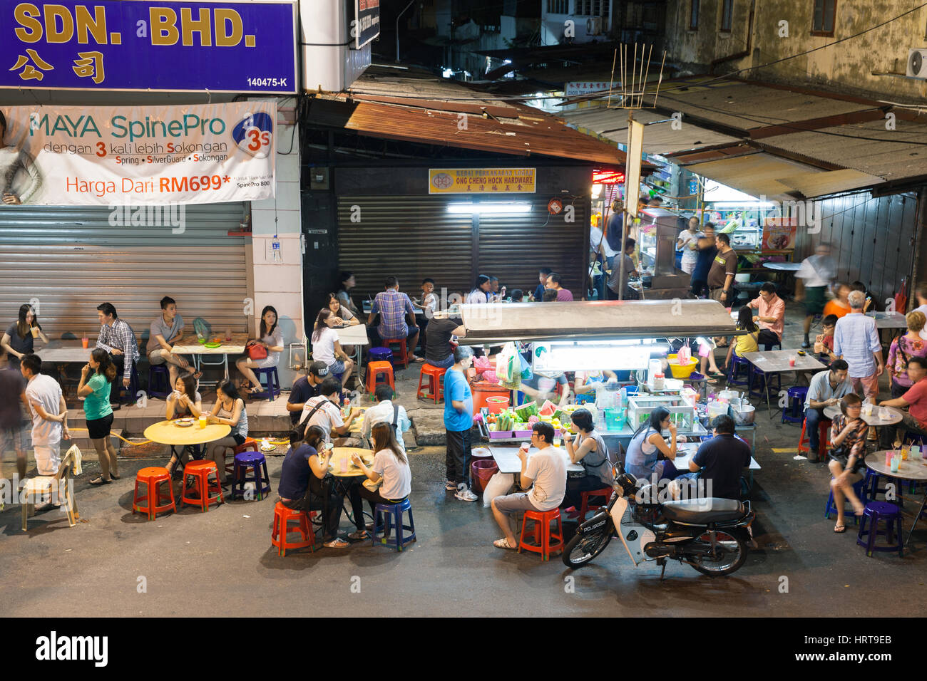 Georgetown, Malaisie - 03 août, 2014 : La foule de personnes à la salle des stands de nourriture de rue sur Lebuh Chulia dans la partie historique de Chinatown sur 03 Augus Banque D'Images