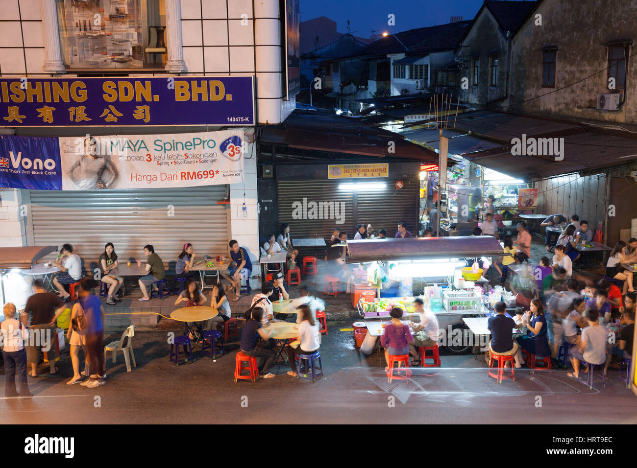 Georgetown, Malaisie - 03 août, 2014 : La foule de personnes à la salle des stands de nourriture de rue sur Lebuh Chulia dans la partie historique de Chinatown sur 03 Augus Banque D'Images