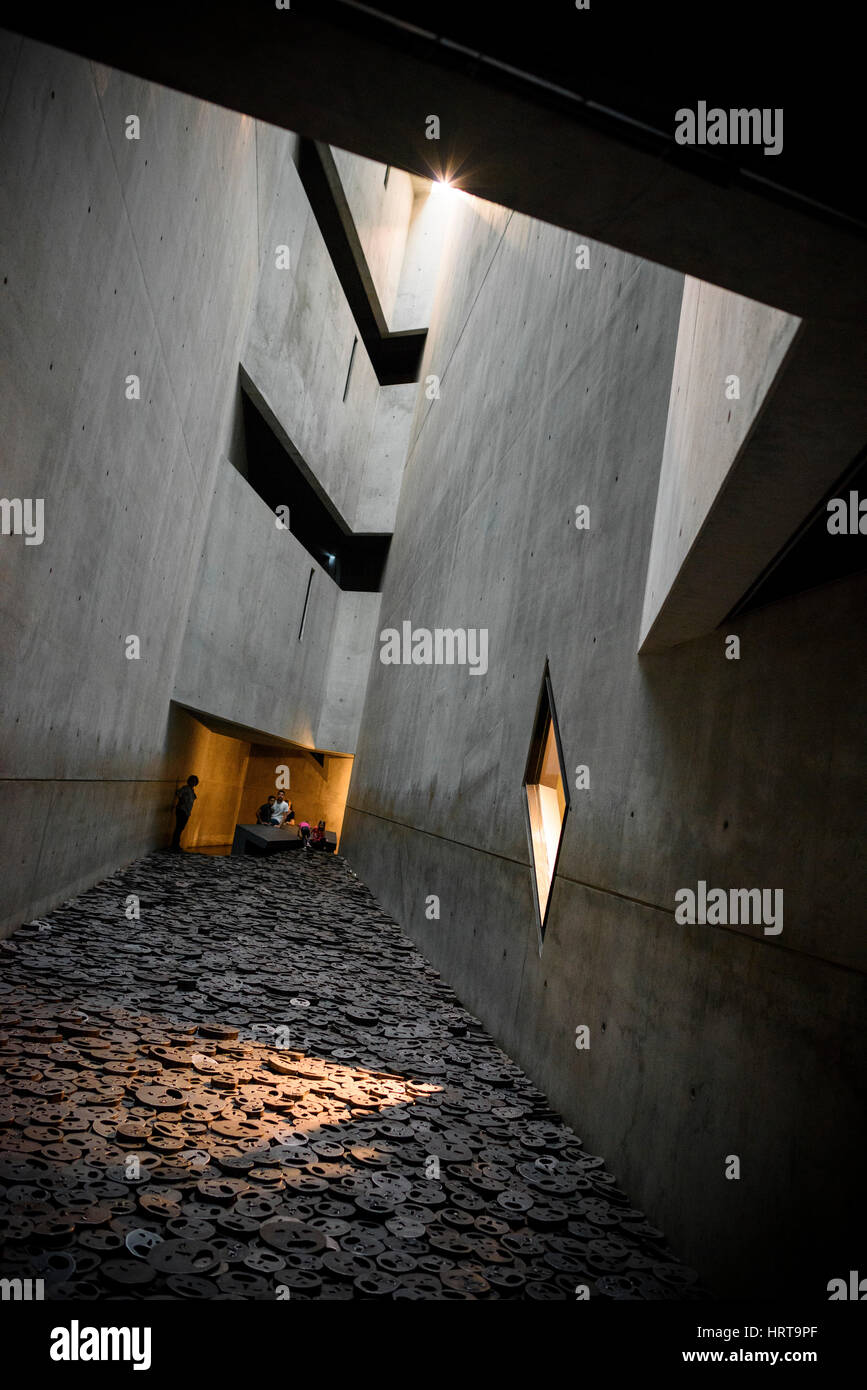 Berlin. L'Allemagne. Musée juif. Shalekhet (feuilles mortes) art installation dans la mémoire vide, par l'artiste israélien Menashe Kadishman est composé de plus de 10 Banque D'Images