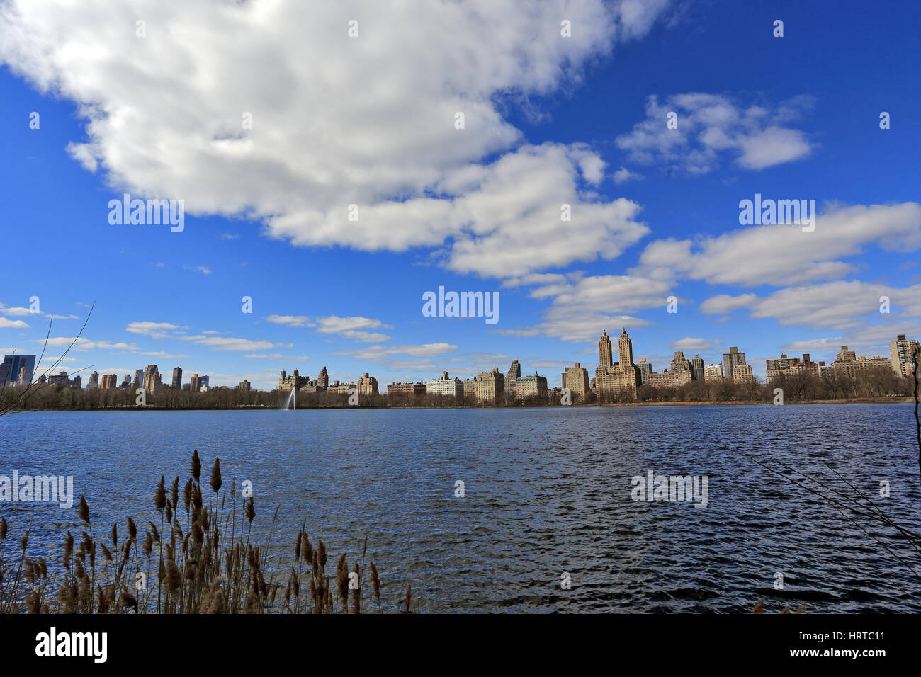 Réservoir de Central Park et Central Park West immeubles Manhattan New York Banque D'Images
