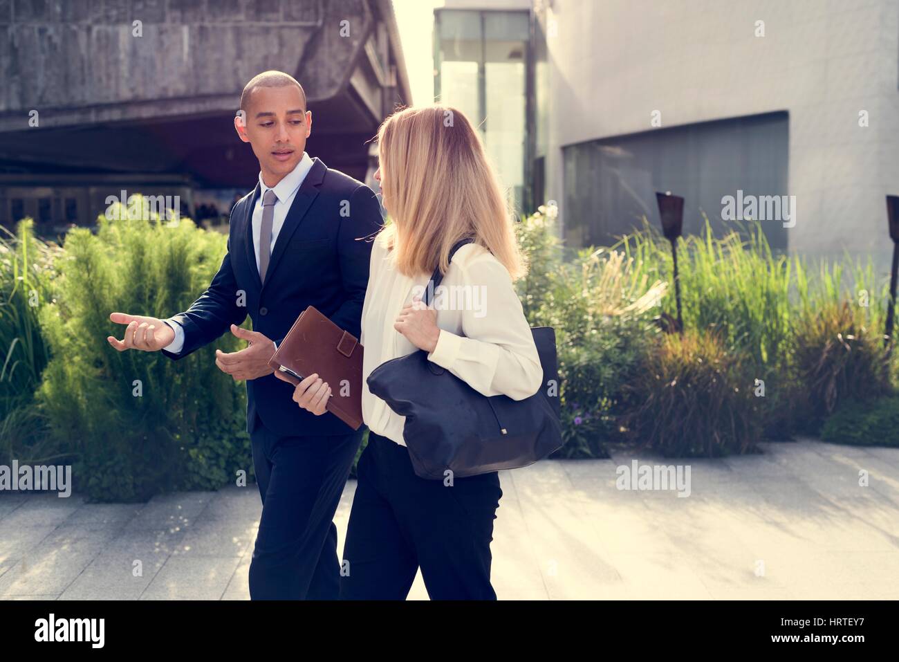 Business Talk Hommes Femmes Notebook Banque D'Images