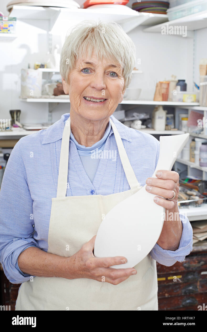 Portrait of Senior Woman Holding Vase de poterie Banque D'Images
