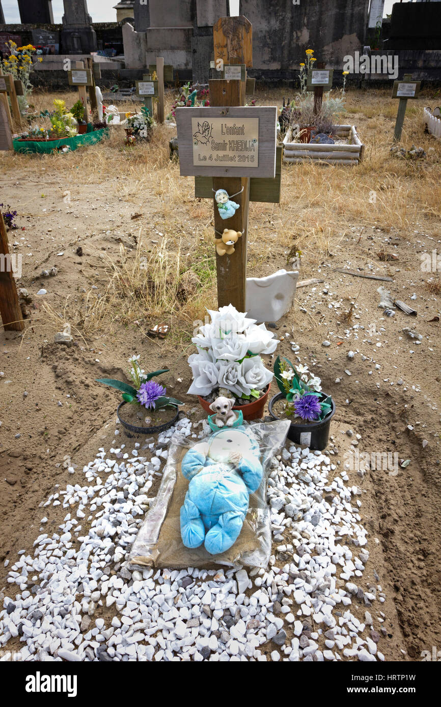 Tombe de Samir Khedija, bébé mort-né garçon, est mort quand sa mère  érythréenne, a eu une fausse couche à 22 semaines après la chute de  l'arrière d'un camion Photo Stock - Alamy