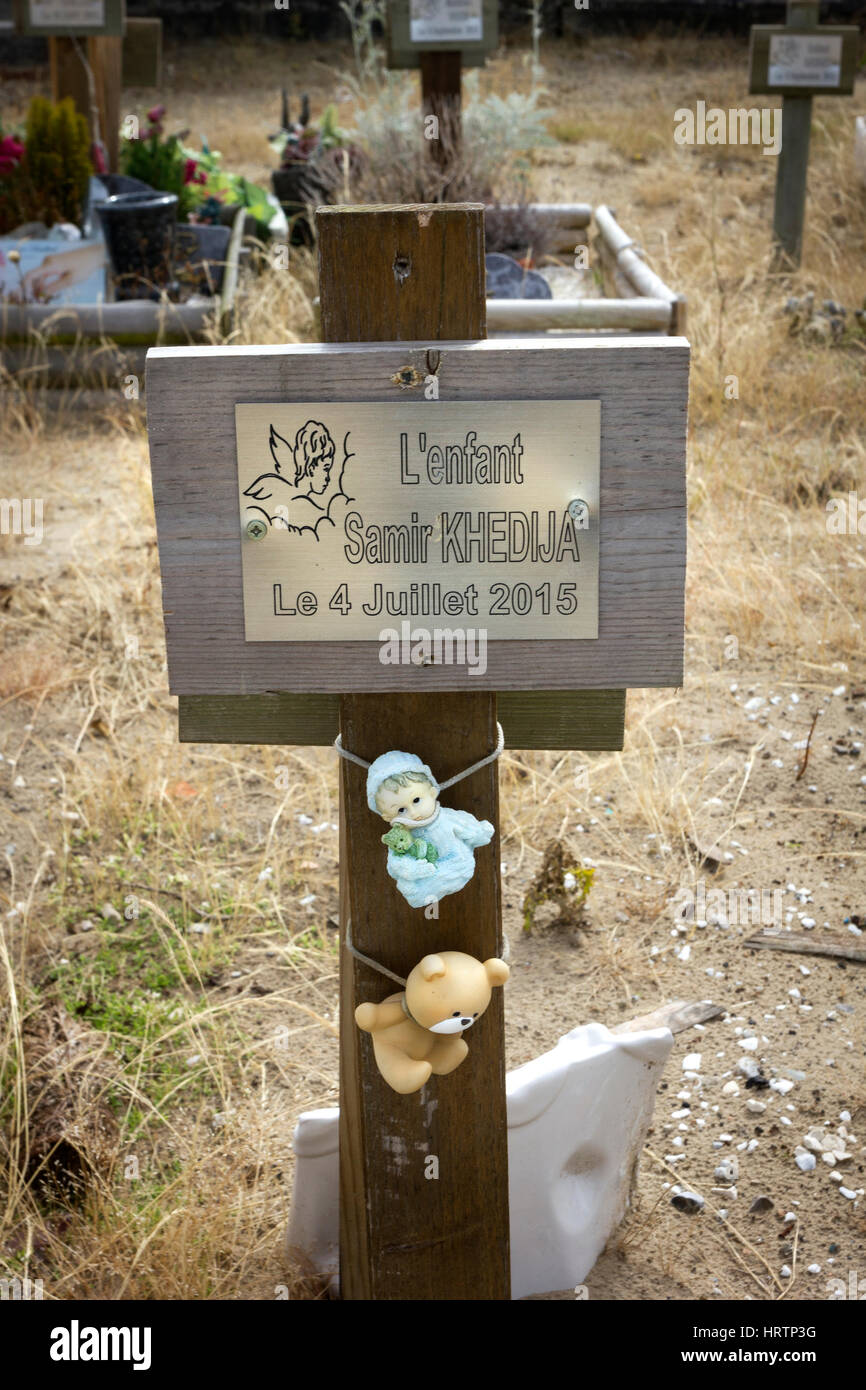 Tombe de Samir Khedija, bébé mort-né garçon, est mort quand sa mère  érythréenne, a eu une fausse couche à 22 semaines après la chute de  l'arrière d'un camion Photo Stock - Alamy